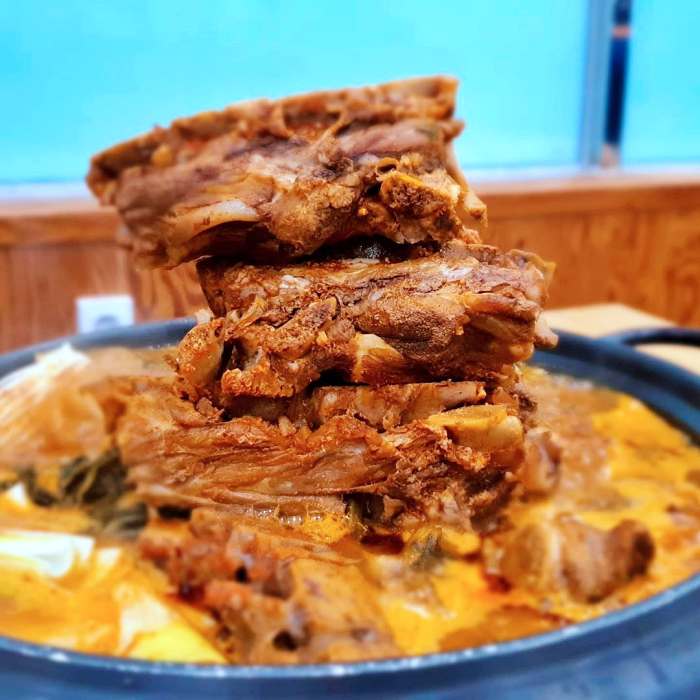 생방송투데이 인천 소래포구 높이만 25cm 산더미 뼈탑 감자탕 맛집