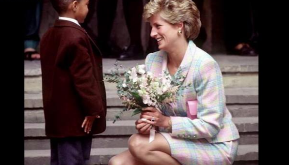 무릎을 굽혀 눈높이를 맞추고 대화를 나눈 다이애나 비