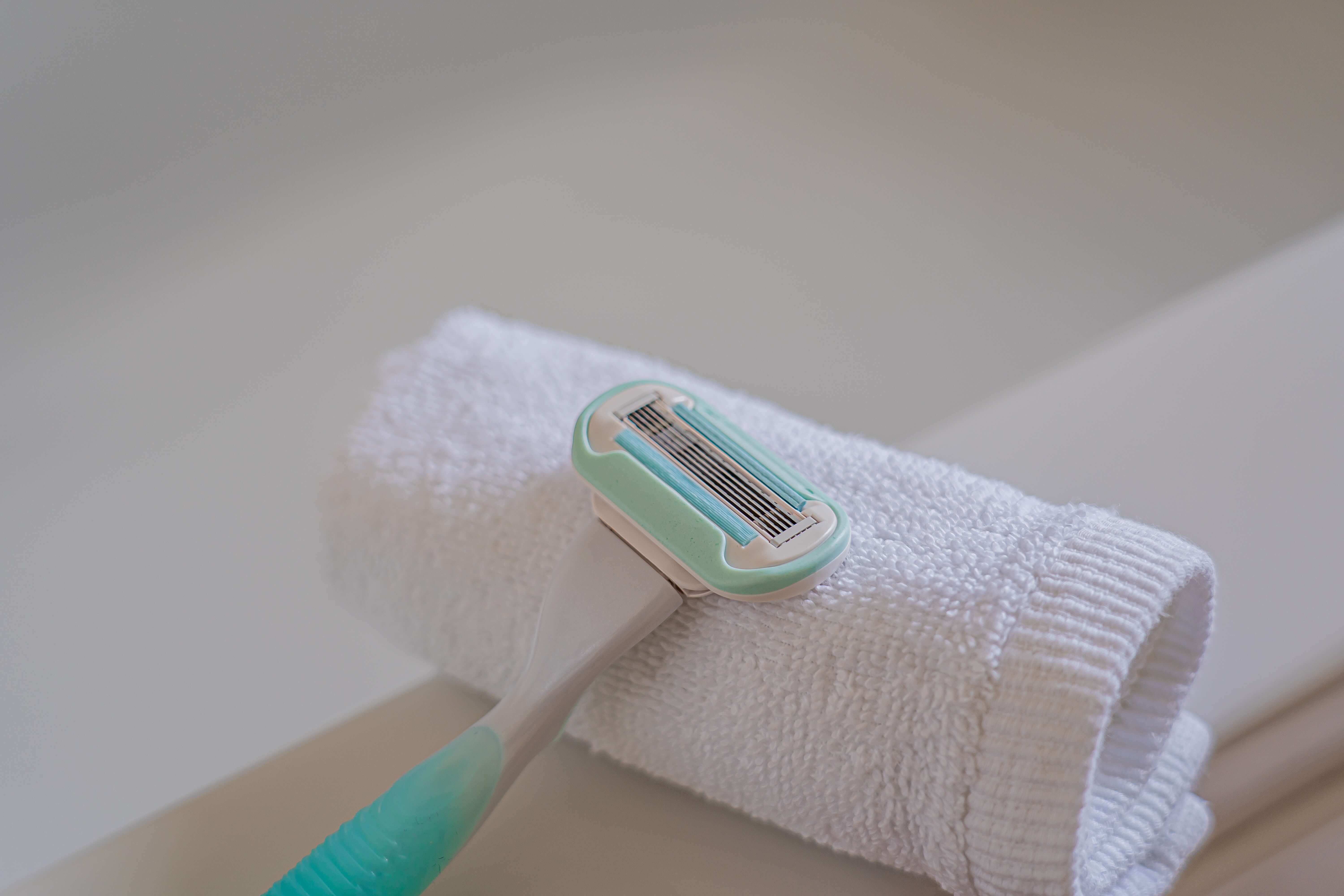 수건 위에 놓인 면도기