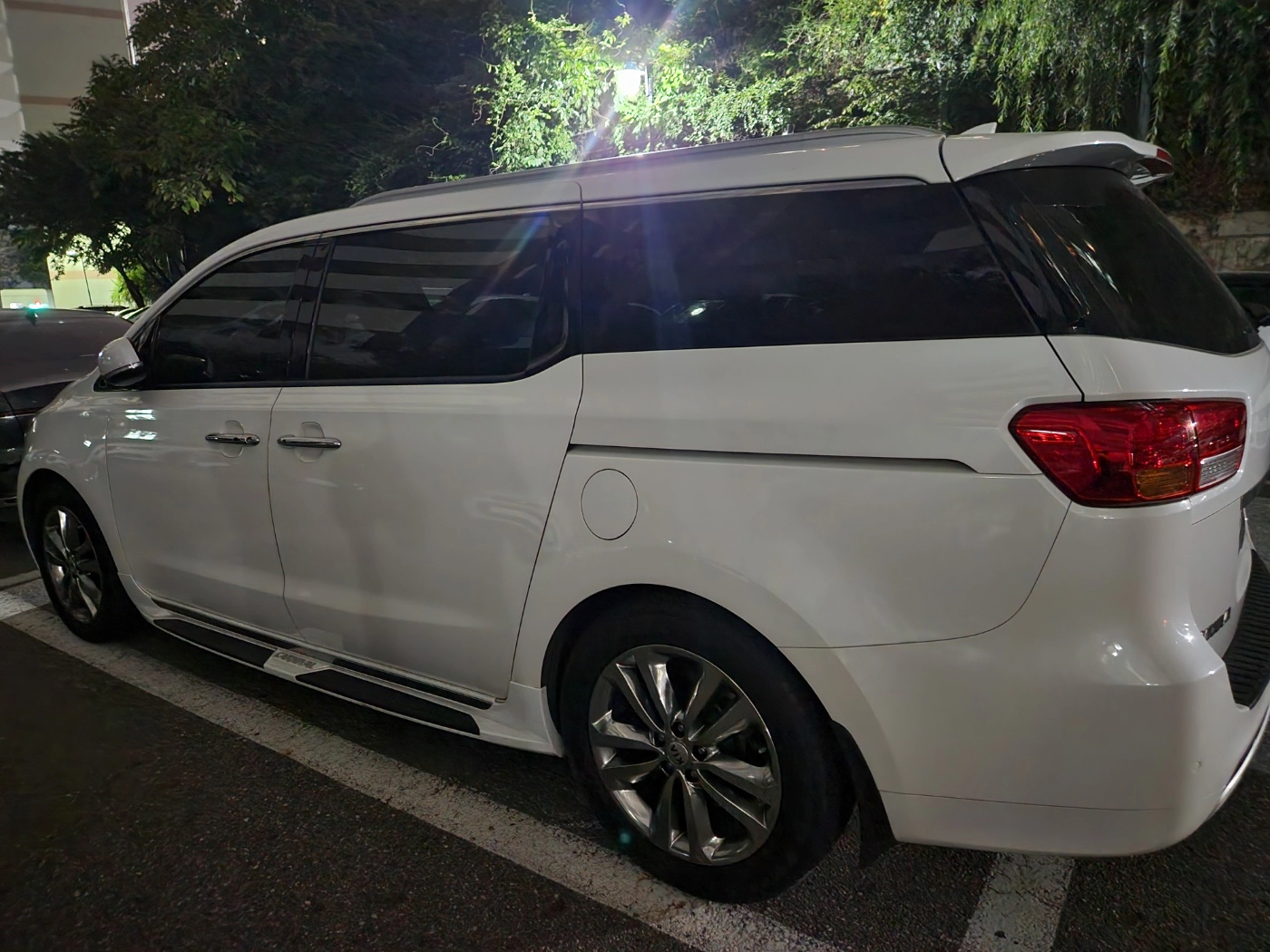 엄청난 덩치로 인해 핸들링이 쉽지 않은 기아 올뉴 카니발