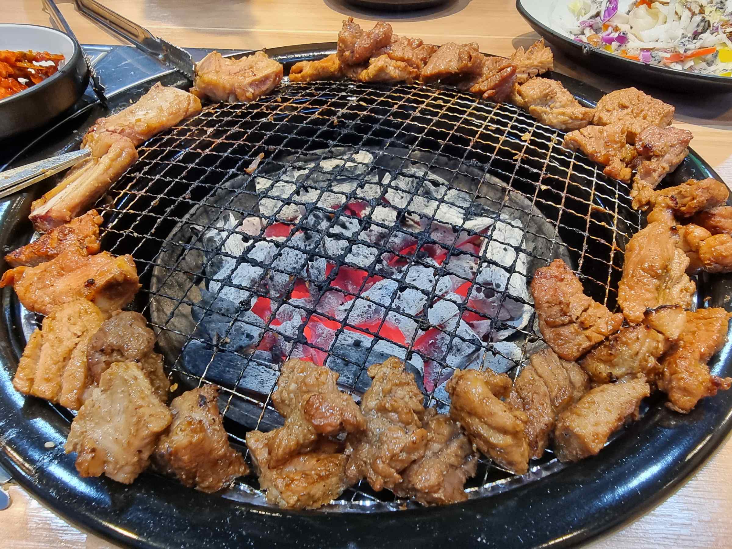 다 익은 고기는 타지않게 사이드로!