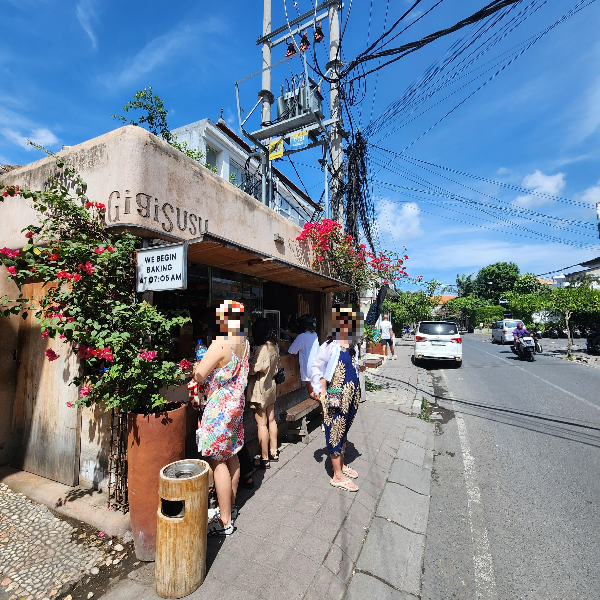 GigiSus 카페 앞 많은 사람들과 파란 하늘