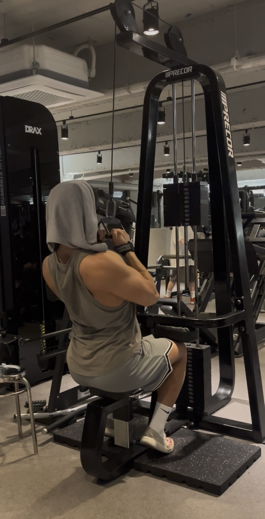 클로즈 그립 랫풀다운 수축 자세