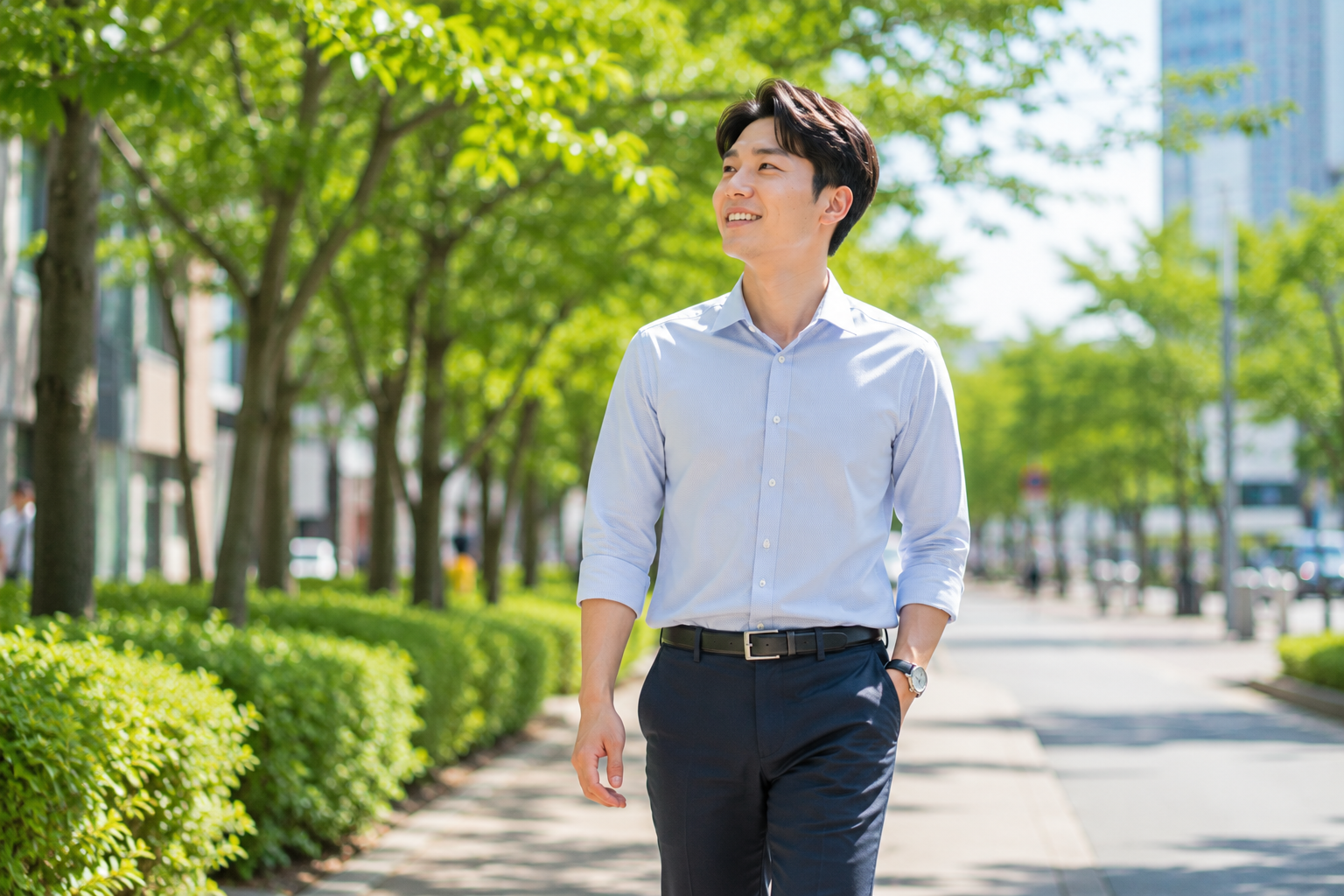 점심시간에 산책하며 햇빛을 쬐는 모습