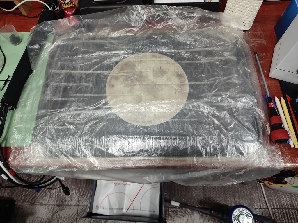 바닥에 비닐 깔아놓고