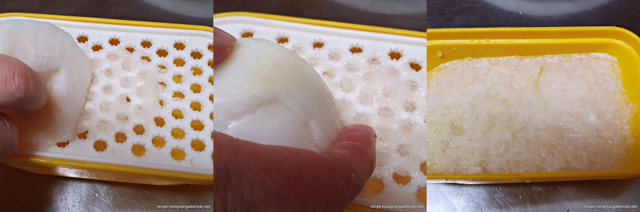 강판에 갈고 있는 양파와 배