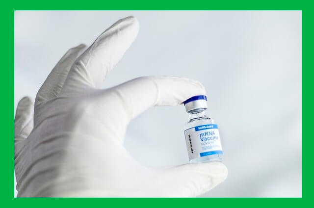 백신-들고있는-손