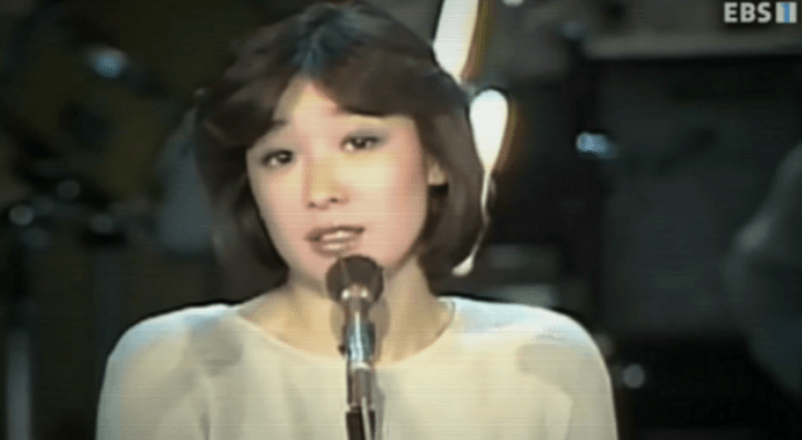 혜은이의-과거-리즈-시절-방송에서-열창중인-모습