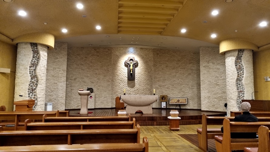 당고개 순교성지 성전 안 십자고상, 제대, 제단, 감실 사진입니다.