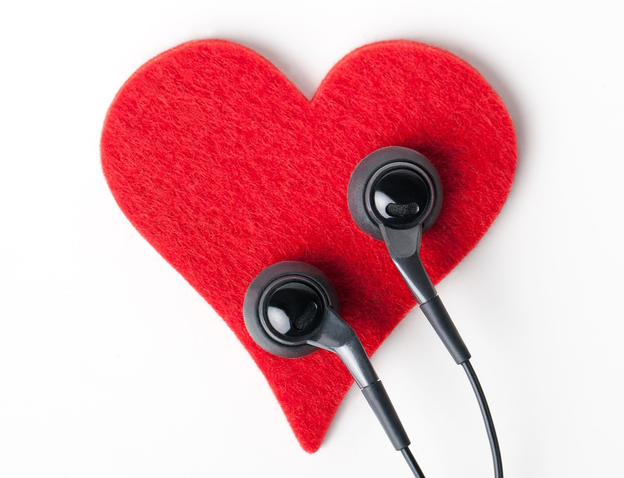 검은색 이어폰과 빨간색 하트 이미지 - 영어 듣기 동사 listen과 hear 차이 설명 대표 이미지