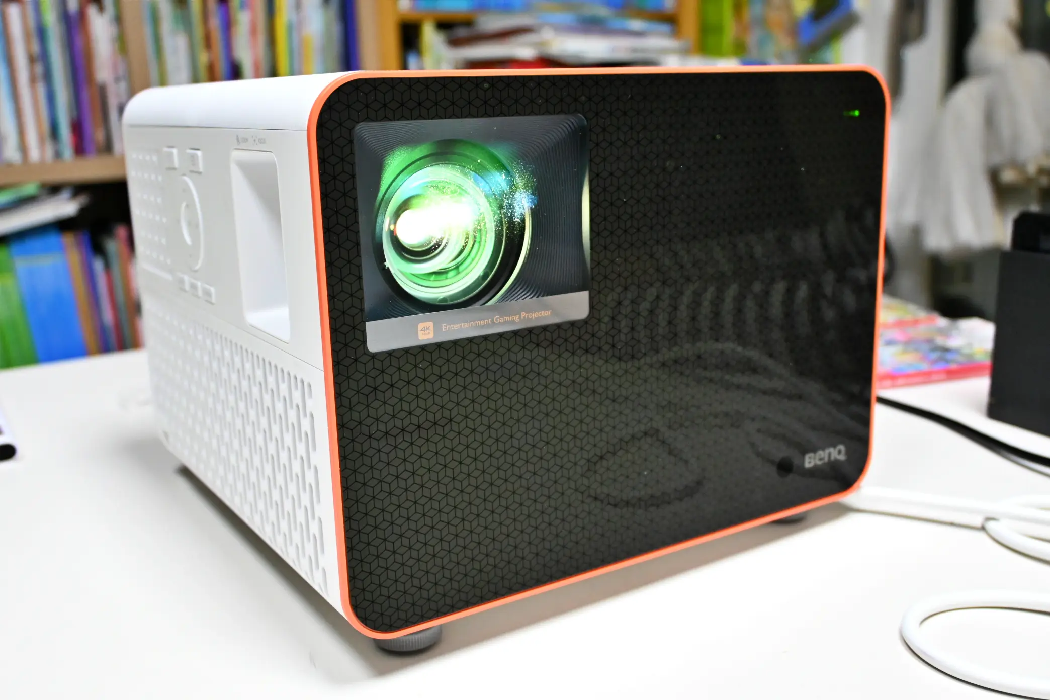 게이밍 빔프로젝트 BenQ X3000i 리뷰 사진1