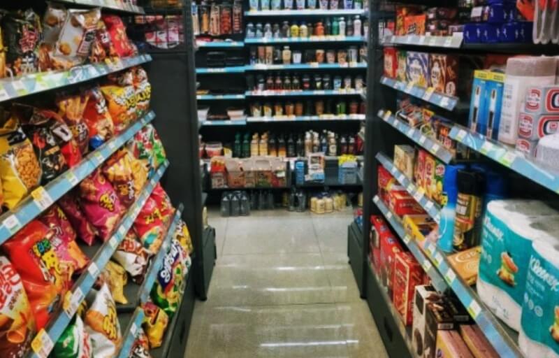 과자가있는-편의점-진열대