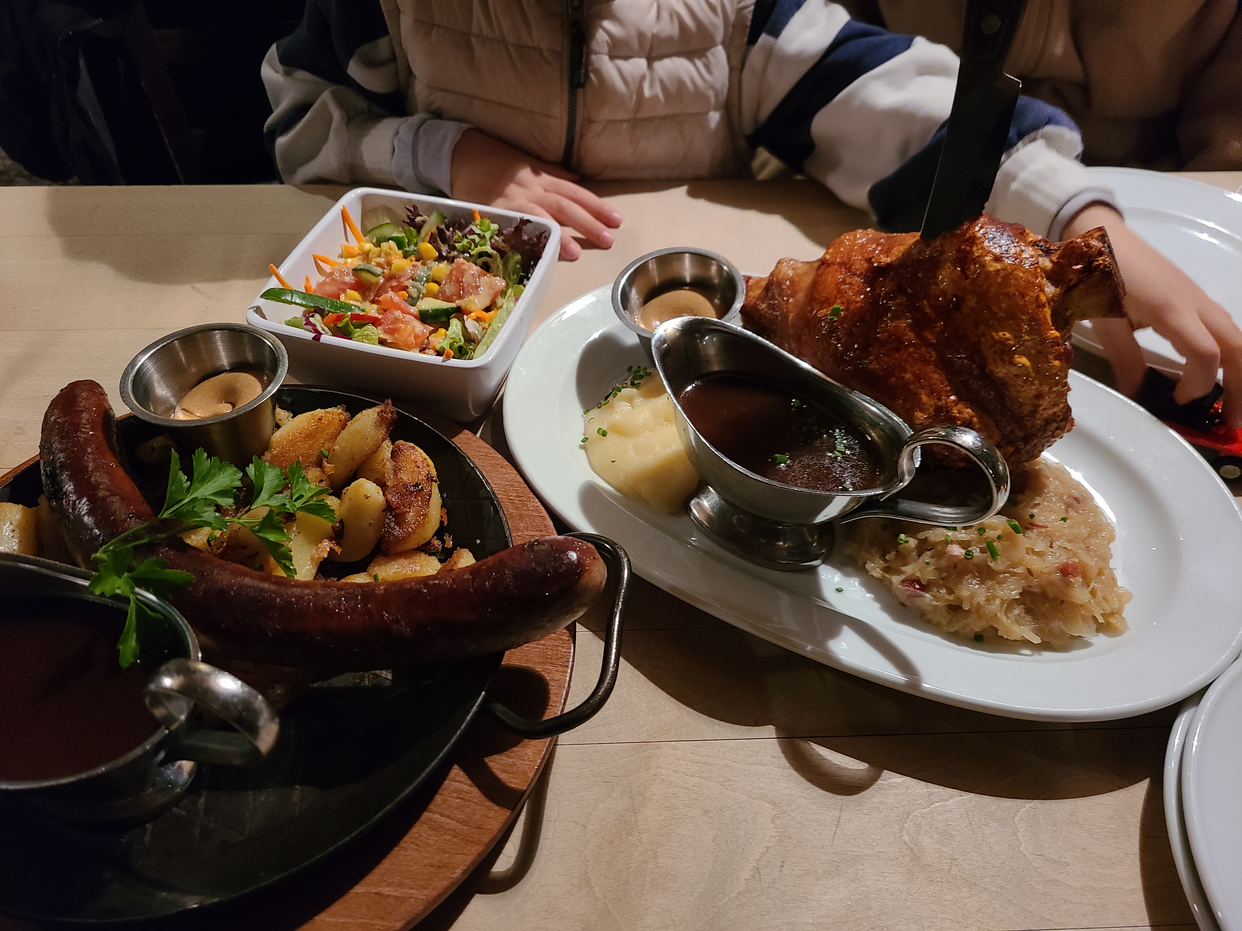 Gilden im Zims 소세지와 학센 샐러드가 놓인 테이블