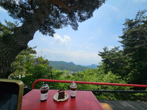 평창동 카페 더피아노에서 바라본 북산한뷰 그리고 커피와 케이크