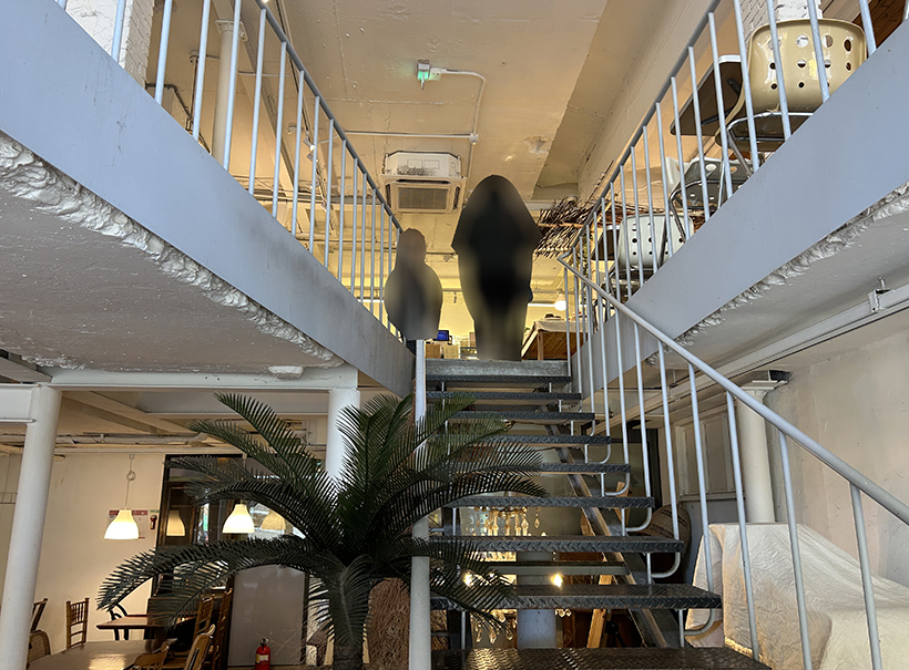 썸띵어바웃커피-1층-계단