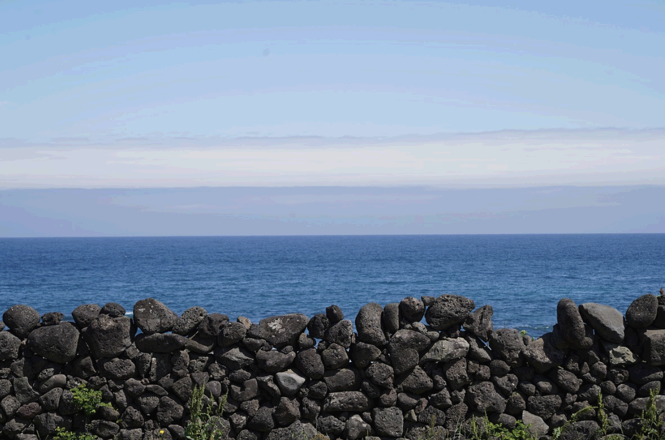 제주도 돌집과 한옥의 비교