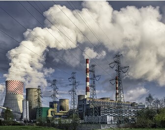 화학물질을 배출하고 있는 공장