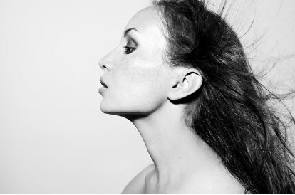 여성 옆모습 사진