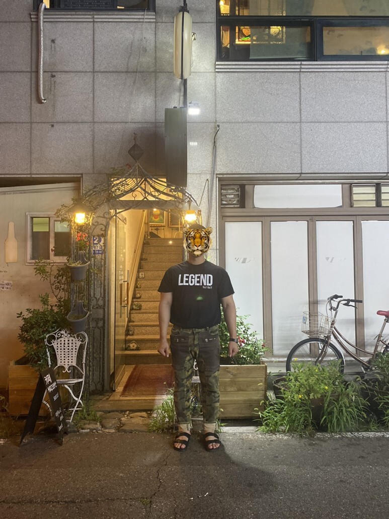 데일리 룩(오뭘입)_강경원 레전드 티셔츠, 레전드 티셔츠, 카모바지 보세, 버켄스탁 샌들, 꿀조합코디, OOTD