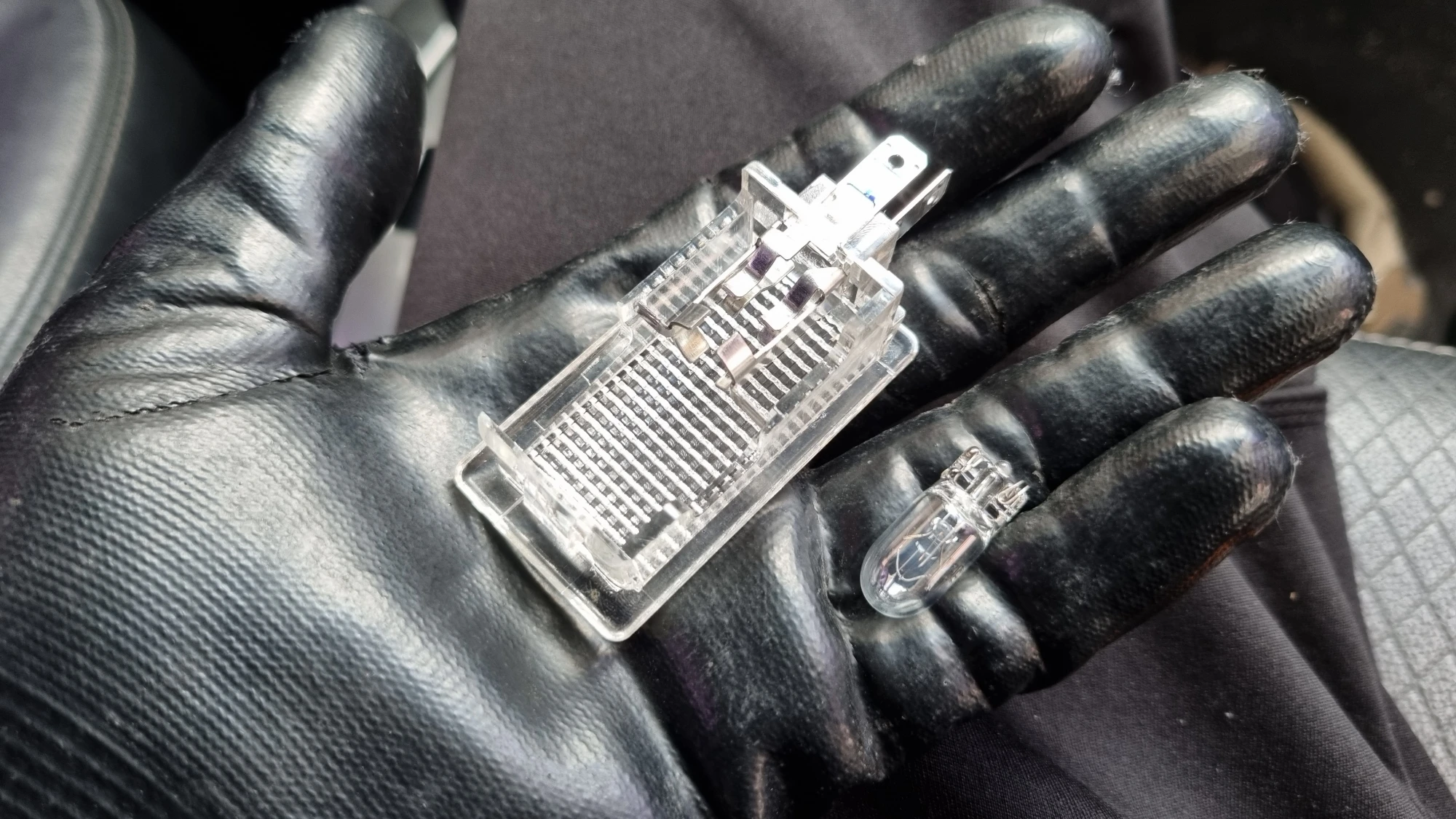 글로브박스 전구 뺀 모습