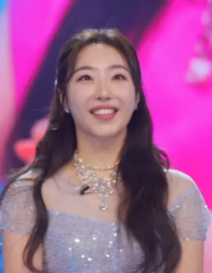 미스트롯3-분홍무대 보라색 망사드레스를 입고 긴머리를 늘어뜨린채 웃고있는 곽지은