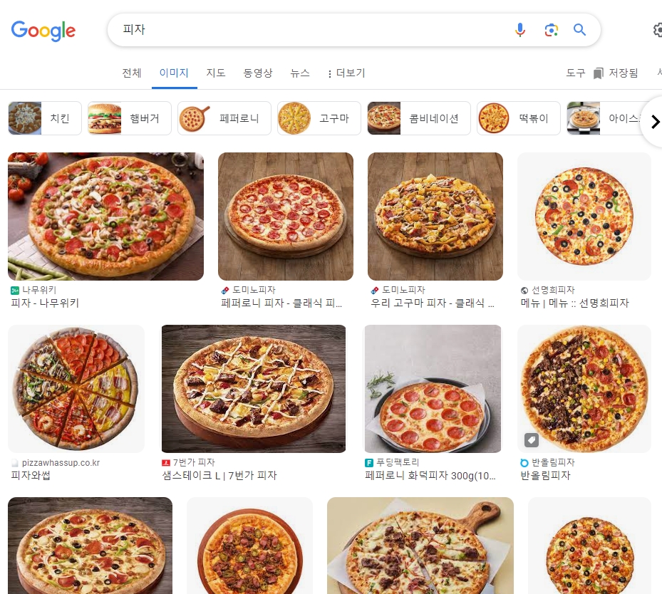 치즈가 듬뿍 올라간 페퍼로니 피자 한 판