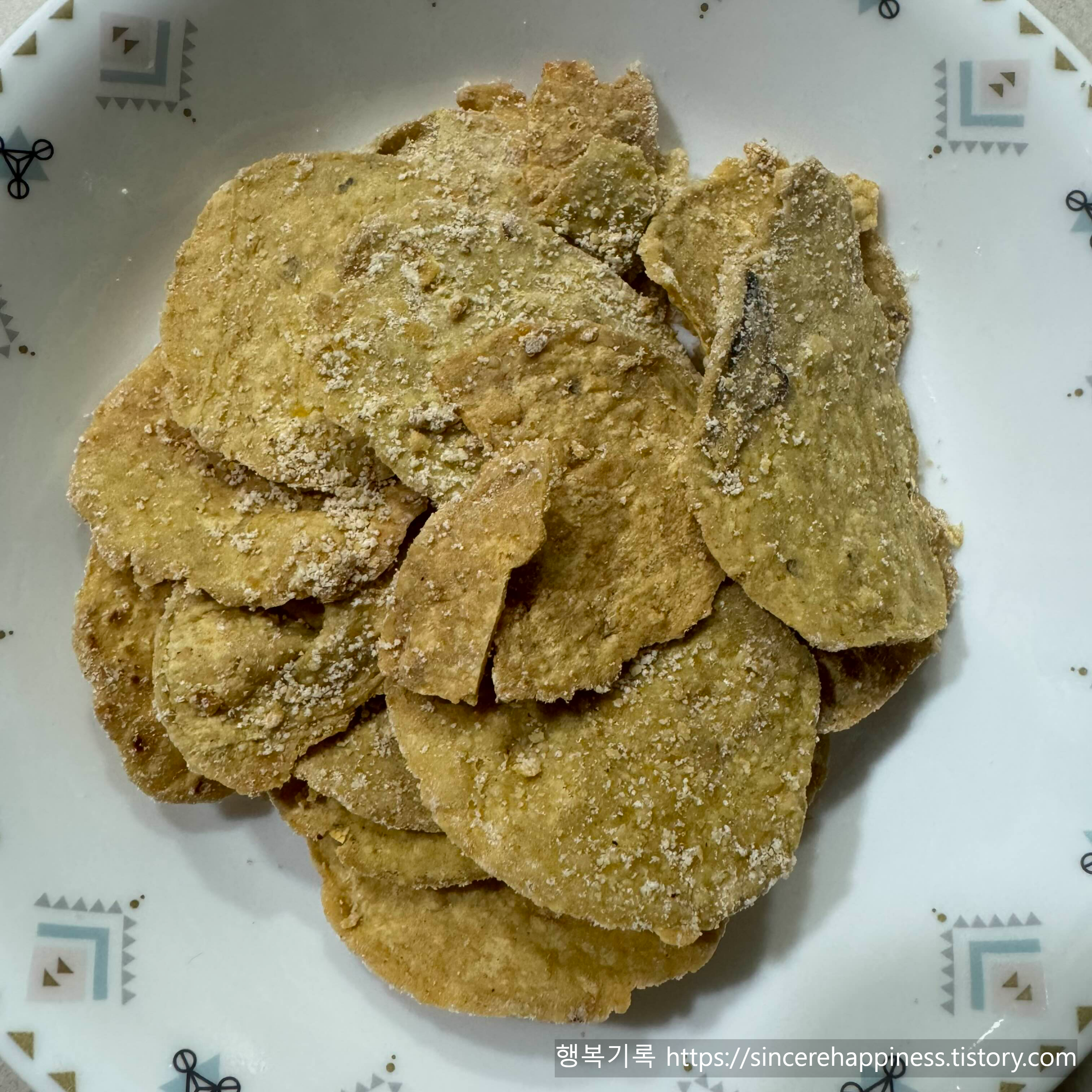 치즈 어니언 시즈닝 가루가 묻어있는 테몰 아보카도칩 나초치즈맛 근접샷