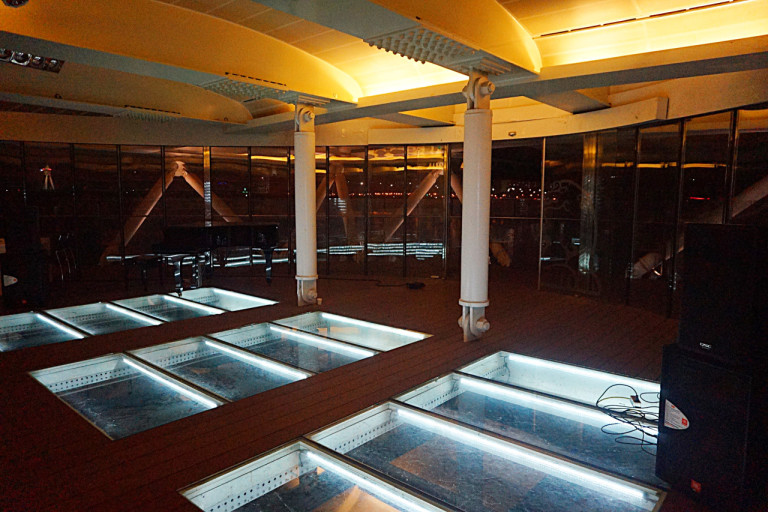 광진교8번가 바닥이 강화유리로 되어 있는 내부 모습