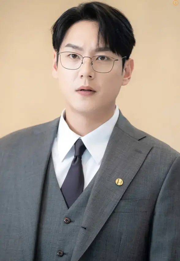 재벌X형사-
회색양복쟈켓 회색조끼 흰셔츠 남색 넥타이 검은 얉은테 안경을 쓰고 진지하게 바라보는 진승주