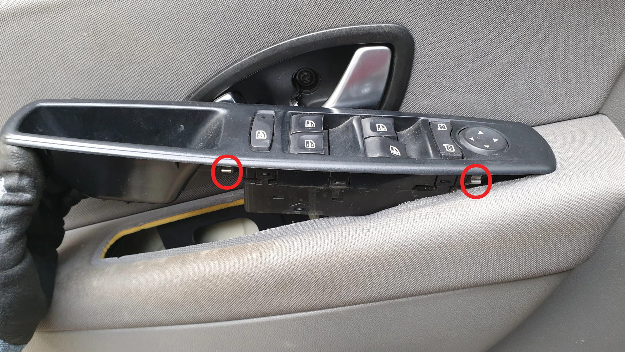 팔걸이 손잡이 빼는모습