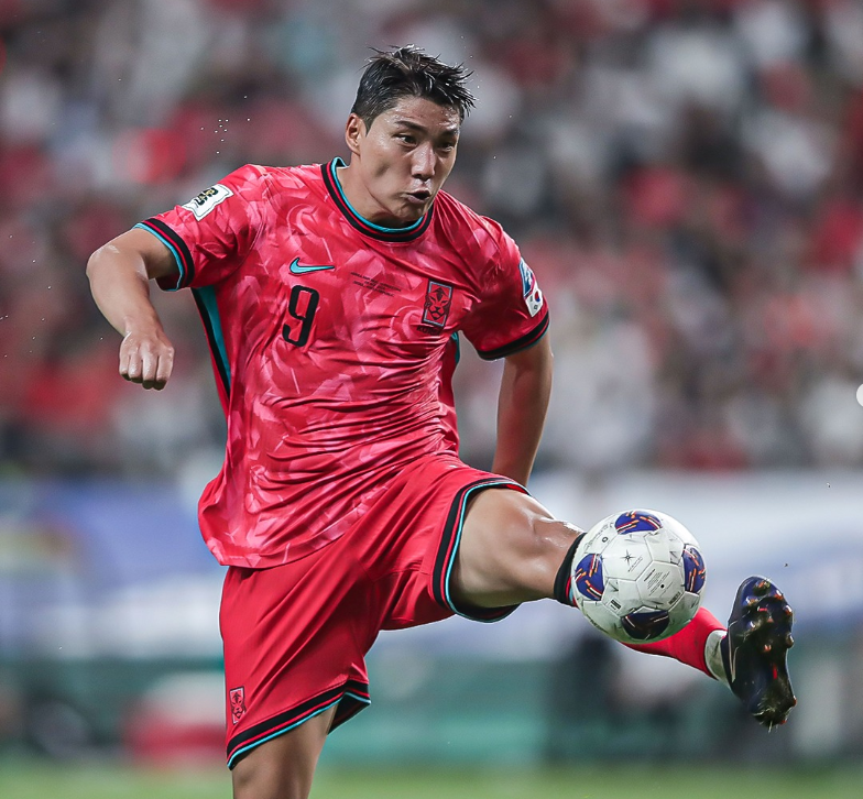 오만전 무료 중계 보기와 관련하여 예선전 경기를 치르며 공을 차고 있는 국가대표 선수의 모습