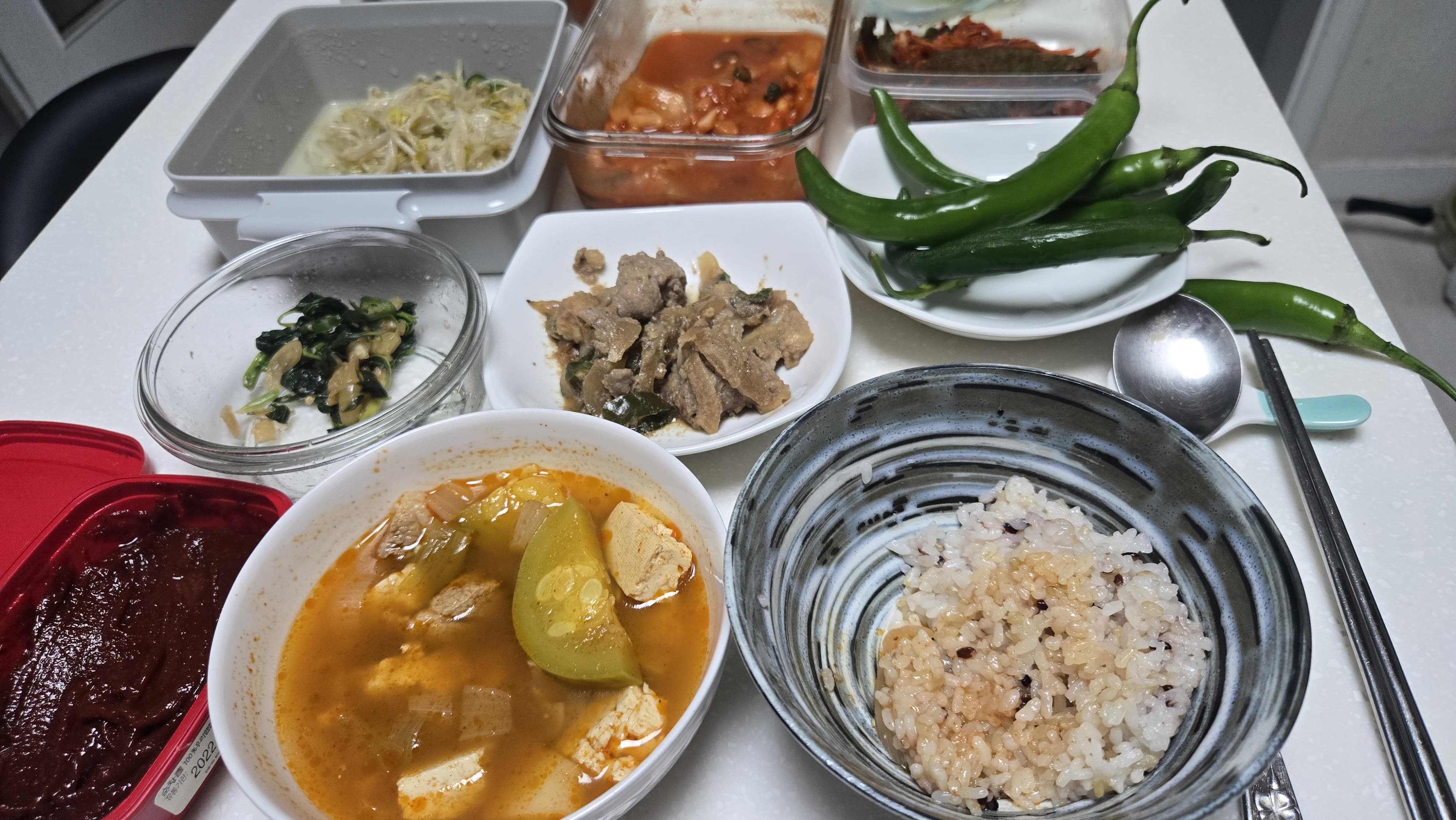 방금 딴 고추 몇 개만 접시에 올려놓아도 밥상이 살아나는 느낌