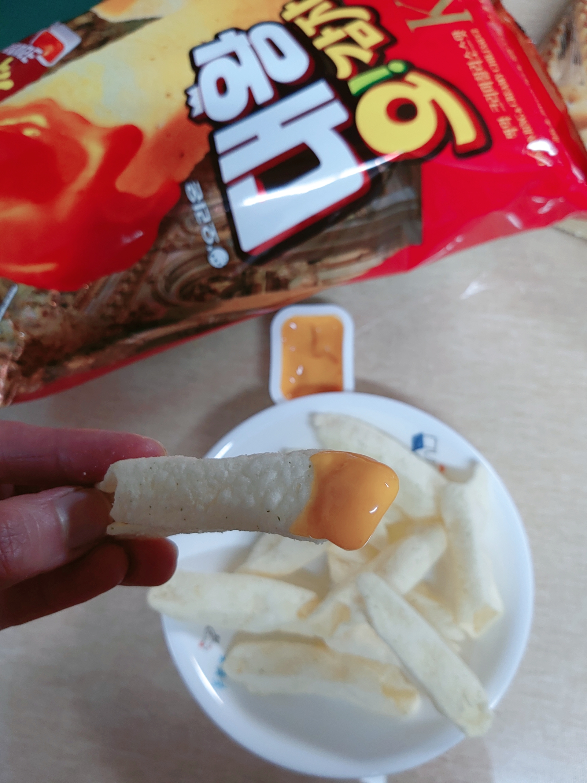 과자를 칠리 소스에 찍었다.
