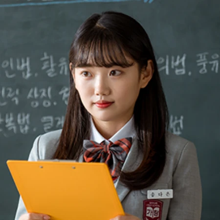 칠판을 배경으로 교복을 입고 긴 갈색 머리를 하고 서 있는 오늘도 사랑스럽개의 송다은 캐릭터