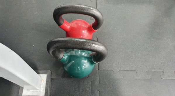 바닥에-놓여있는-커틀벨