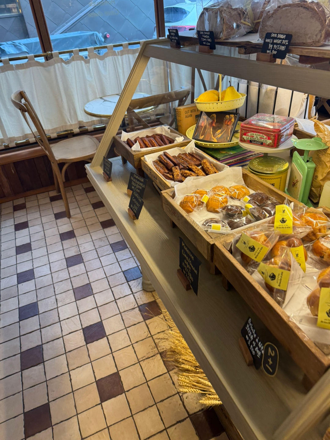 빵 매대 진열 이미지