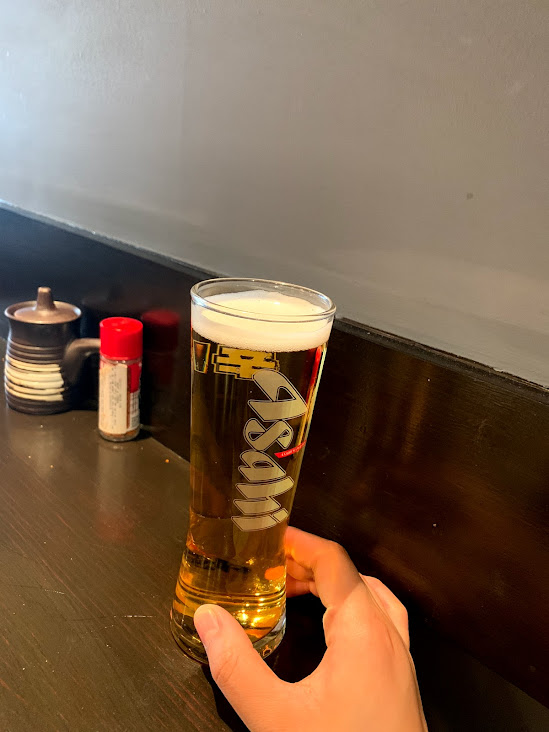 맥주잔에 담긴 아사히맥주
