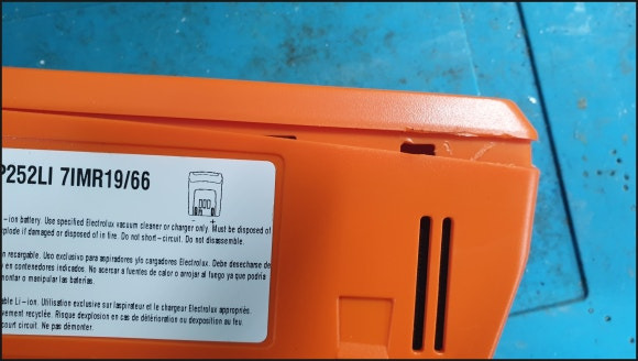 일렉트로룩스 배터리 케이스 열기