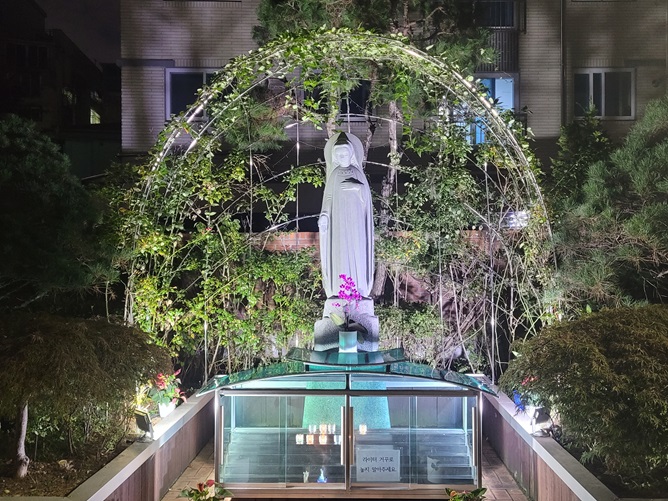 사진은 화곡본동성당 주보성인 "평화의 모후"입니다.