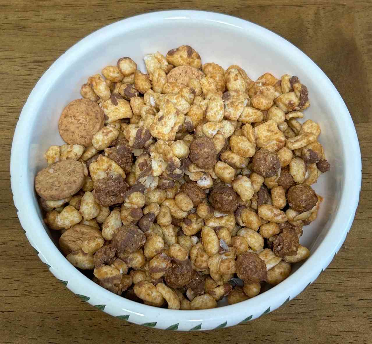 시리얼을 그릇에 담은 모습