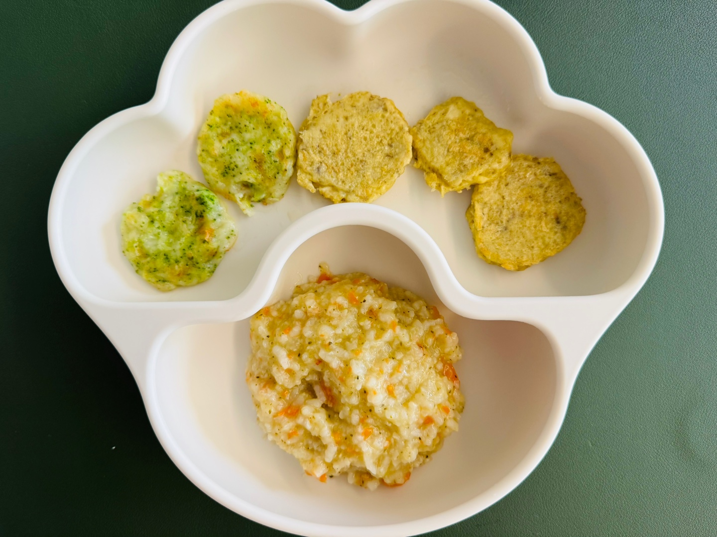 이유식 만들기 실패로 인해 점심 메뉴 재제공 그리고 브로콜리치즈전, 버섯전을 함께 담은 아기 저녁 이유식 식판