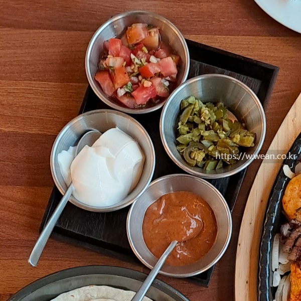 할라피뇨와 소스가 놓여 있습니다.