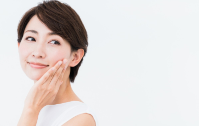 얼굴을 만지는 여성