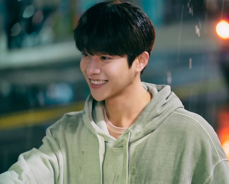 연두색 후드티를 입고 있는 채종협