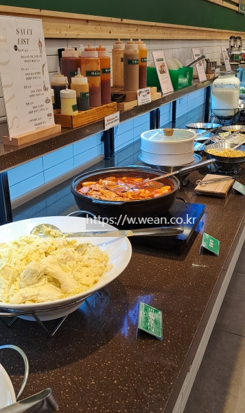 파스타, 떡볶이가 준비되어 있어요.