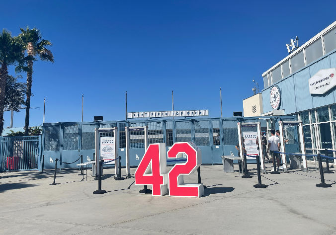 재키 로빈슨 선수의 등번호인 '42'가 덱으로 들어가는 길 앞에 빨간 색으로 크게 세워져 있다. 숫자의 크기는 성인 남자의 허리 정도까지 온다.