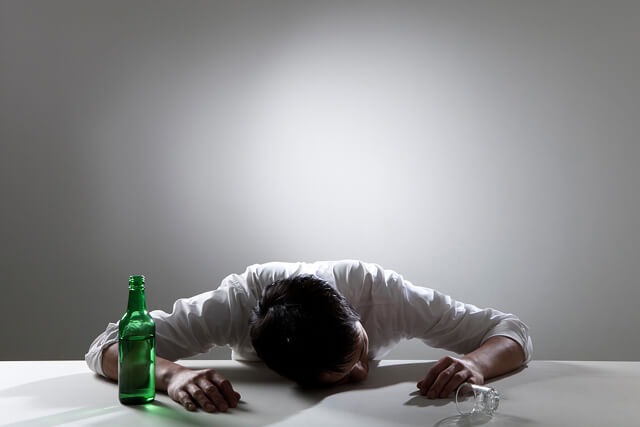 급성알코올중독 증상으로 힘들어하는 모습 - 어지러움 증상, 기억상실, 구토증상