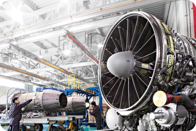 경남 창원에 있는 한화에어로스페이스 창원1사업장에서 엔지니어들이 항공기 엔진을 점검하고 있다. 한화에어로스페이스 제공