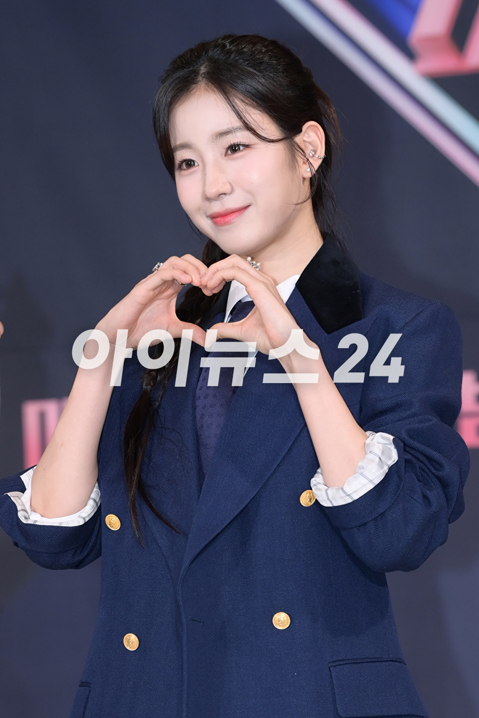 &#39;수줍은 하트&#39; 우아 우연이 13일 오후 서울 종로구 HW컨벤션에서 진행된 Mnet &#39;퀸덤퍼즐&#39; 제작발표회에 참석하고 있다. [사진=정소희 기자]