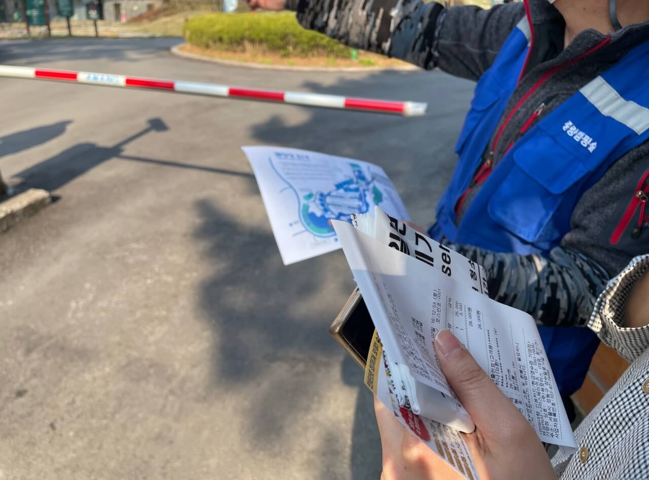 중랑숲 캠핑장 가격은 28,000원입니다. 재활용 봉투, 종량제 봉투, 안내문을 받았습니다.